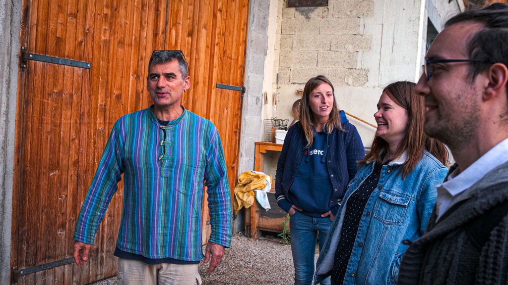 Olivier, Clara, Cécile et Vincent devant l'Atelier du canard, tiers lieu pour transitionneurs